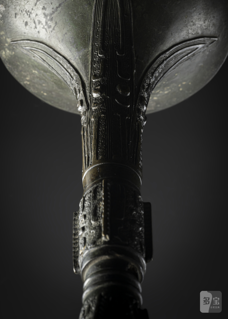 A bronze 'gu' vase with archaistic relief decoration - 图5